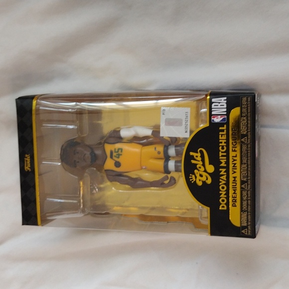 Donovan Mitchell T-shirt and Vinyl Collection - Picture 10 of 14